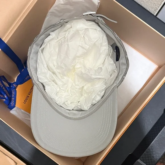 Louis Vuitton Gray and white Monogram Cap - Picture 5 of 10